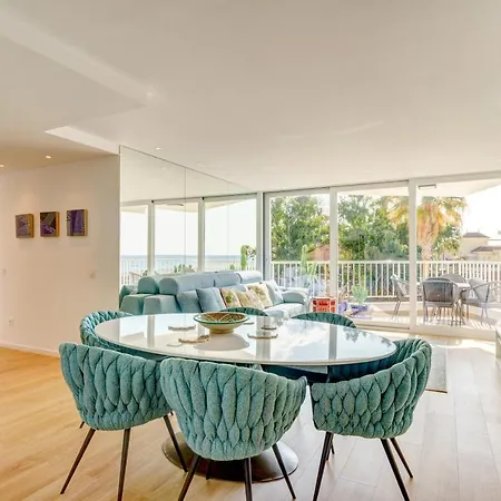 Daire Front Flat With Sea Views