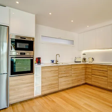 Front Flat With Sea Views Daire