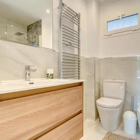 Front Flat With Sea Views Marbella
